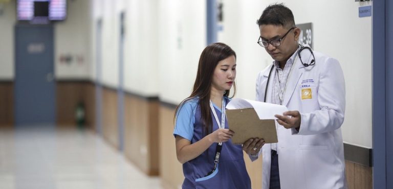 assistant-3579026_1280