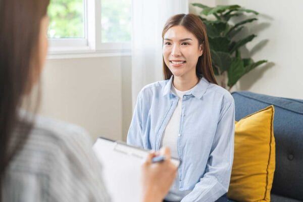 A newcomer woman in a session with an employment specialist