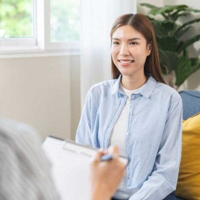 A newcomer woman in a session with an employment specialist