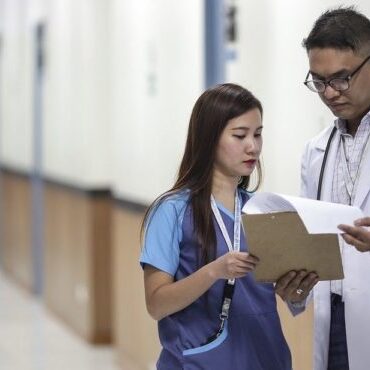 assistant-3579026_1280